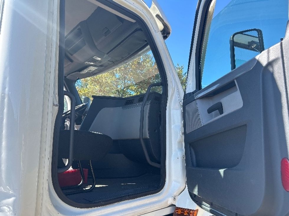 Day Cab Tractor-Heavy Duty Tractors-Freightliner-2019-T12642ST-Brooklyn Park-MN-442,559\n\t\tmiles-$ 25,250 - Image 12