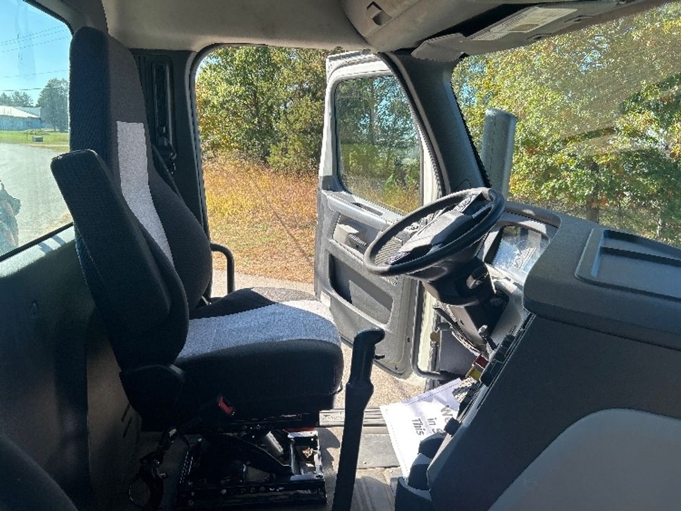 Day Cab Tractor-Heavy Duty Tractors-Freightliner-2019-T12642ST-Brooklyn Park-MN-442,559\n\t\tmiles-$ 25,250 - Image 14