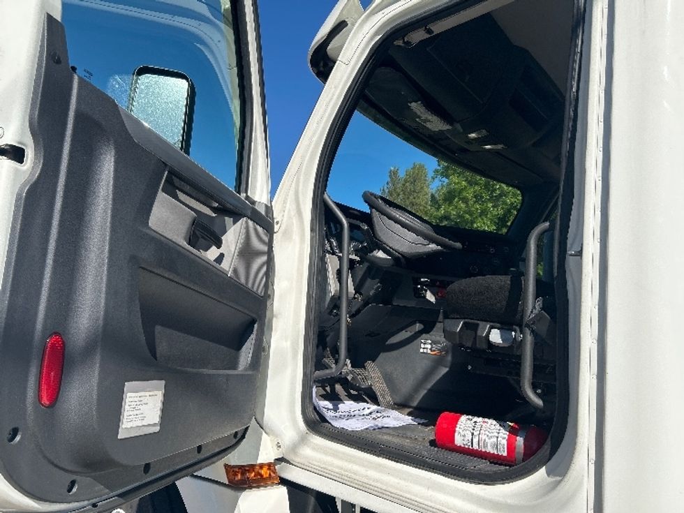 Day Cab Tractor-Heavy Duty Tractors-Freightliner-2019-T12642ST-Brooklyn Park-MN-442,559\n\t\tmiles-$ 25,250 - Image 9