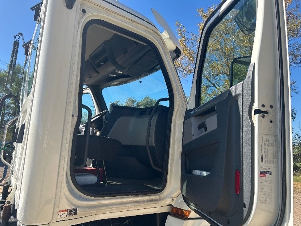 Day Cab Tractor-Heavy Duty Tractors-Freightliner-2019-T12642ST-Brooklyn Park-MN-445,505\n\t\tmiles-$ 25,000 - Image 12