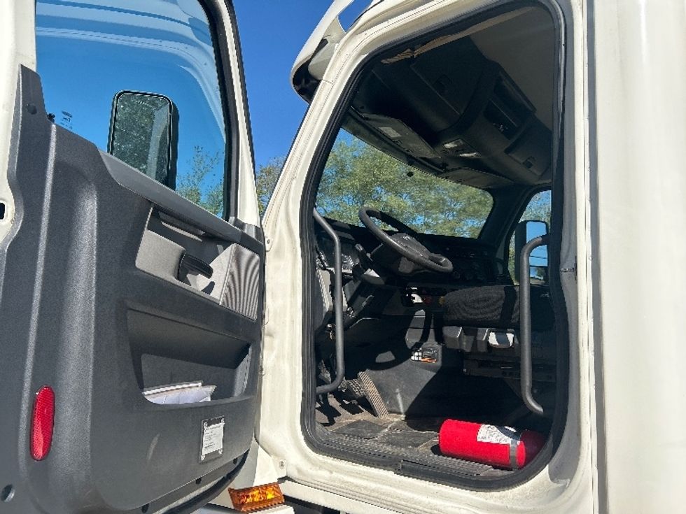 Day Cab Tractor-Heavy Duty Tractors-Freightliner-2019-T12642ST-Brooklyn Park-MN-445,505\n\t\tmiles-$ 25,000 - Image 9