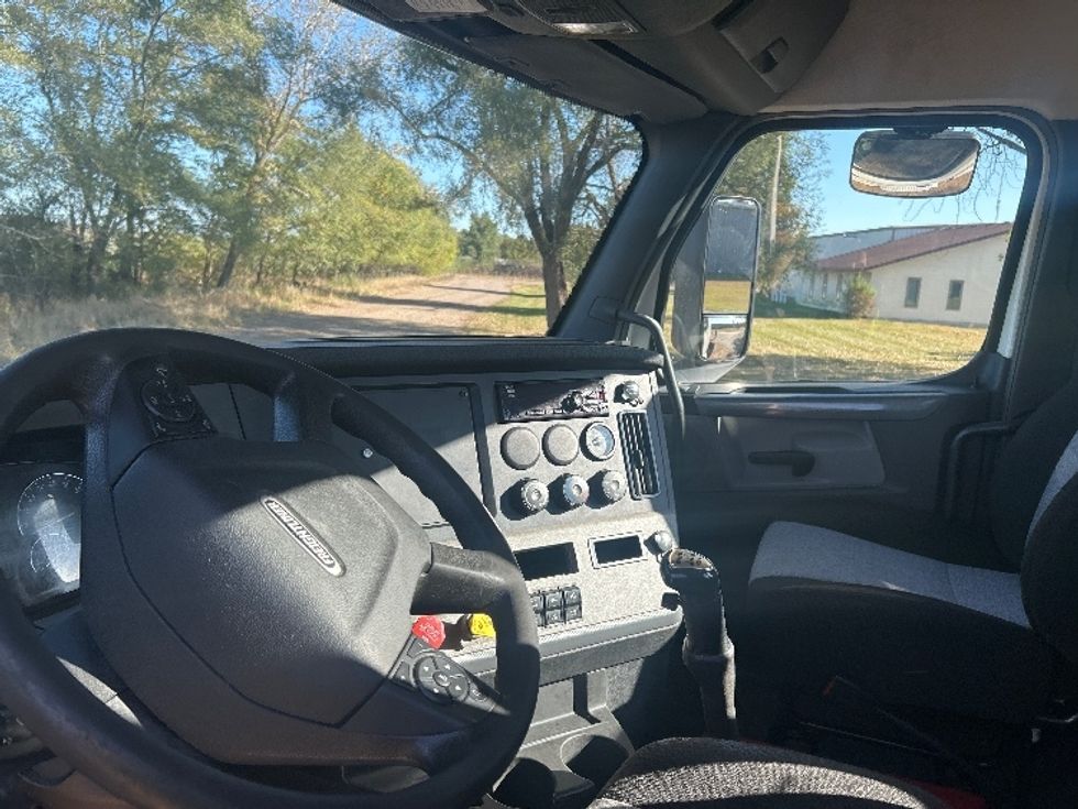 Day Cab Tractor-Heavy Duty Tractors-Freightliner-2019-T12642ST-Brooklyn Park-MN-446,534\n\t\tmiles-$ 25,000 - Image 10