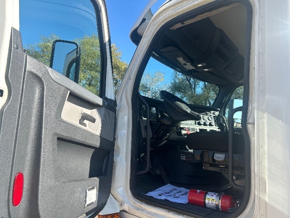 Day Cab Tractor-Heavy Duty Tractors-Freightliner-2019-T12642ST-Brooklyn Park-MN-446,534\n\t\tmiles-$ 25,000 - Image 9