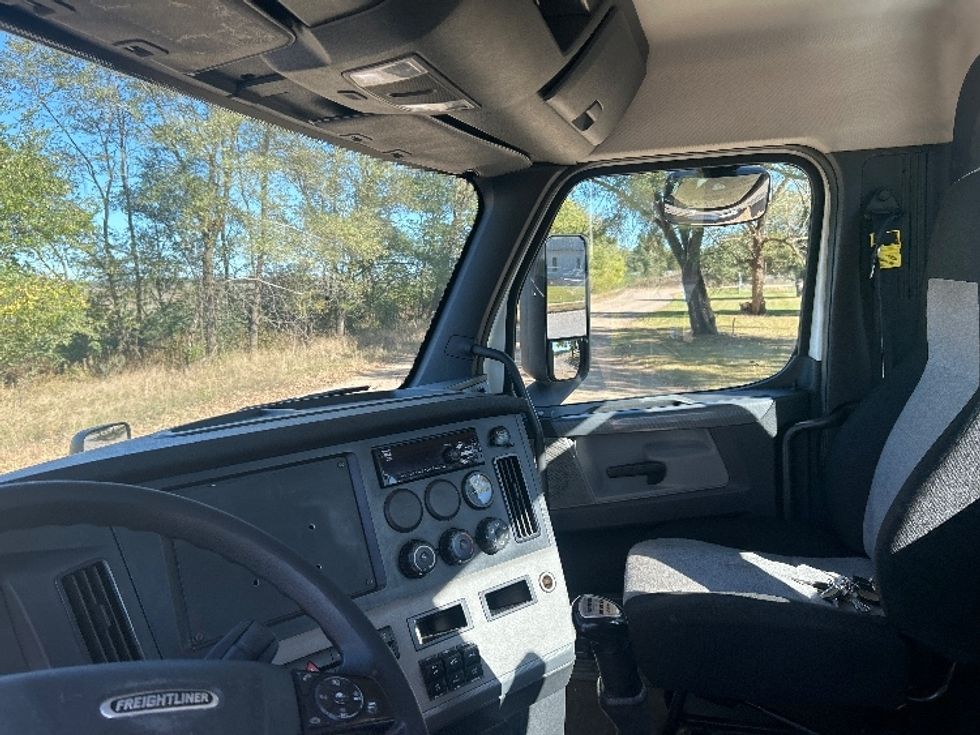 Day Cab Tractor-Heavy Duty Tractors-Freightliner-2019-T12642ST-Brooklyn Park-MN-458,341\n\t\tmiles-$ 24,500 - Image 10