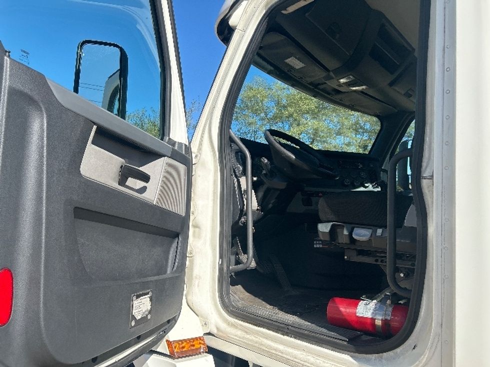 Day Cab Tractor-Heavy Duty Tractors-Freightliner-2019-T12642ST-Brooklyn Park-MN-458,341\n\t\tmiles-$ 24,500 - Image 9