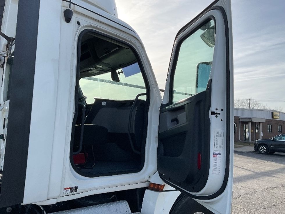 Day Cab Tractor-Heavy Duty Tractors-Freightliner-2019-T12642ST-Buffalo-NY-545,015\n\t\tmiles-$ 31,000 - Image 12