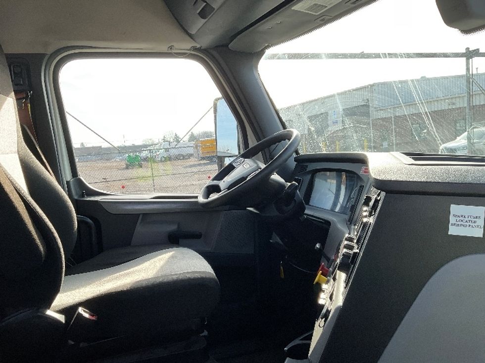 Day Cab Tractor-Heavy Duty Tractors-Freightliner-2019-T12642ST-Buffalo-NY-545,015\n\t\tmiles-$ 31,000 - Image 14