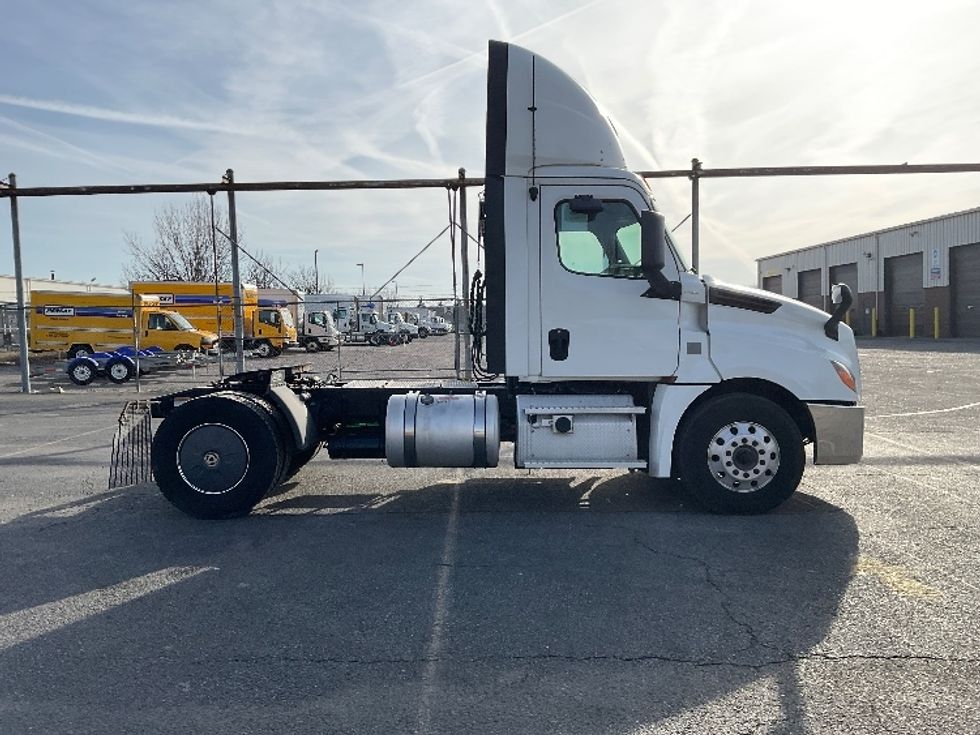 Day Cab Tractor-Heavy Duty Tractors-Freightliner-2019-T12642ST-Buffalo-NY-545,015\n\t\tmiles-$ 31,000 - Image 8