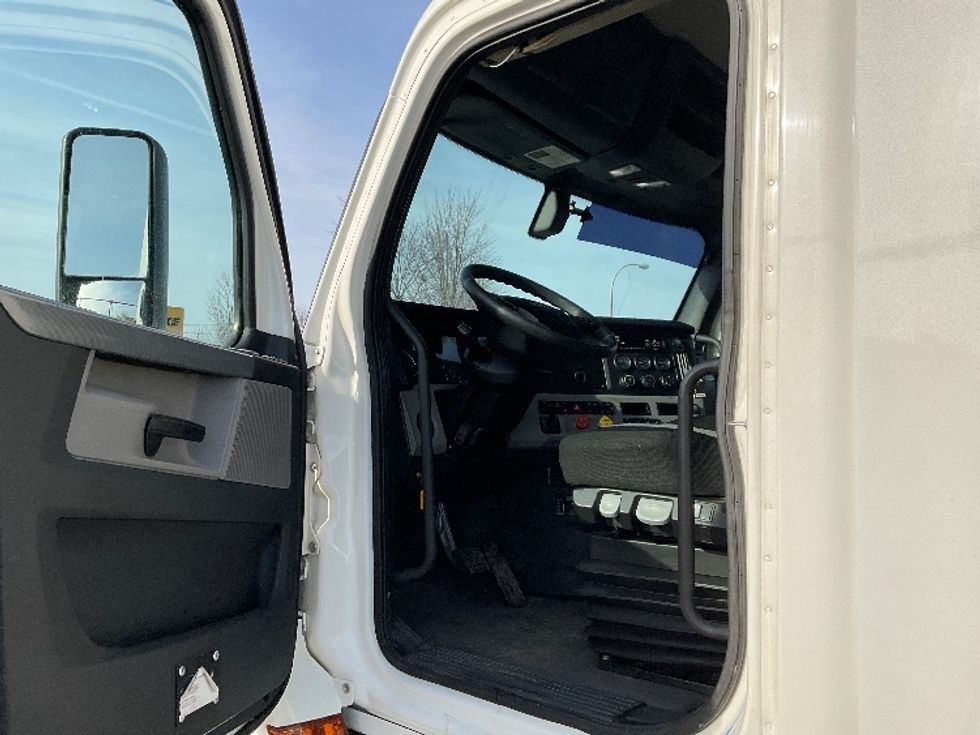 Day Cab Tractor-Heavy Duty Tractors-Freightliner-2019-T12642ST-Buffalo-NY-545,015\n\t\tmiles-$ 31,000 - Image 9