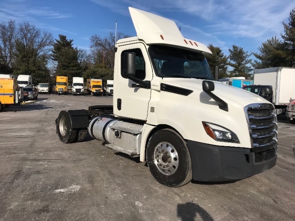 Day Cab Tractor-Heavy Duty Tractors-Freightliner-2019-T12642ST-Burlington-NJ-389,451\n\t\tmiles-$ 40,750 - Image 1