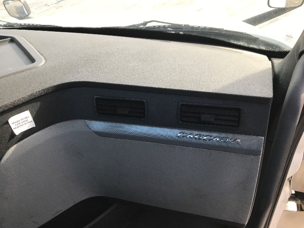 Day Cab Tractor-Heavy Duty Tractors-Freightliner-2019-T12642ST-Burlington-NJ-389,451\n\t\tmiles-$ 40,750 - Image 13