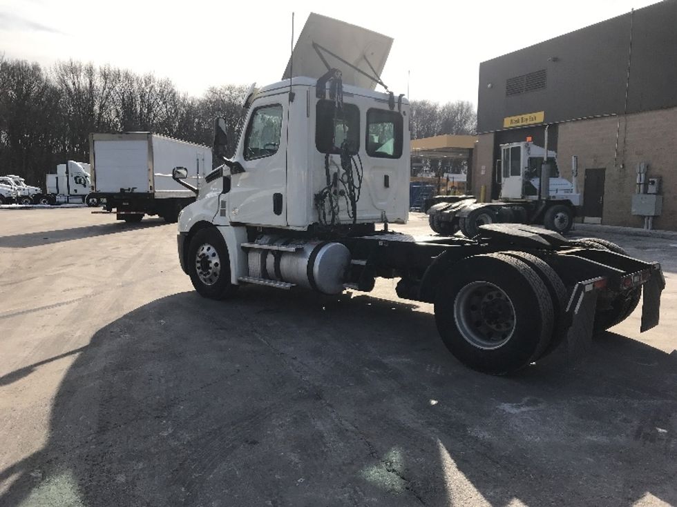 Day Cab Tractor-Heavy Duty Tractors-Freightliner-2019-T12642ST-Burlington-NJ-389,451\n\t\tmiles-$ 40,750 - Image 5