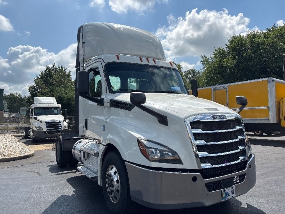 Day Cab Tractor-Heavy Duty Tractors-Freightliner-2019-T12642ST-Burlington-NJ-622,784\n\t\tmiles-$ 24,000 - Image 1