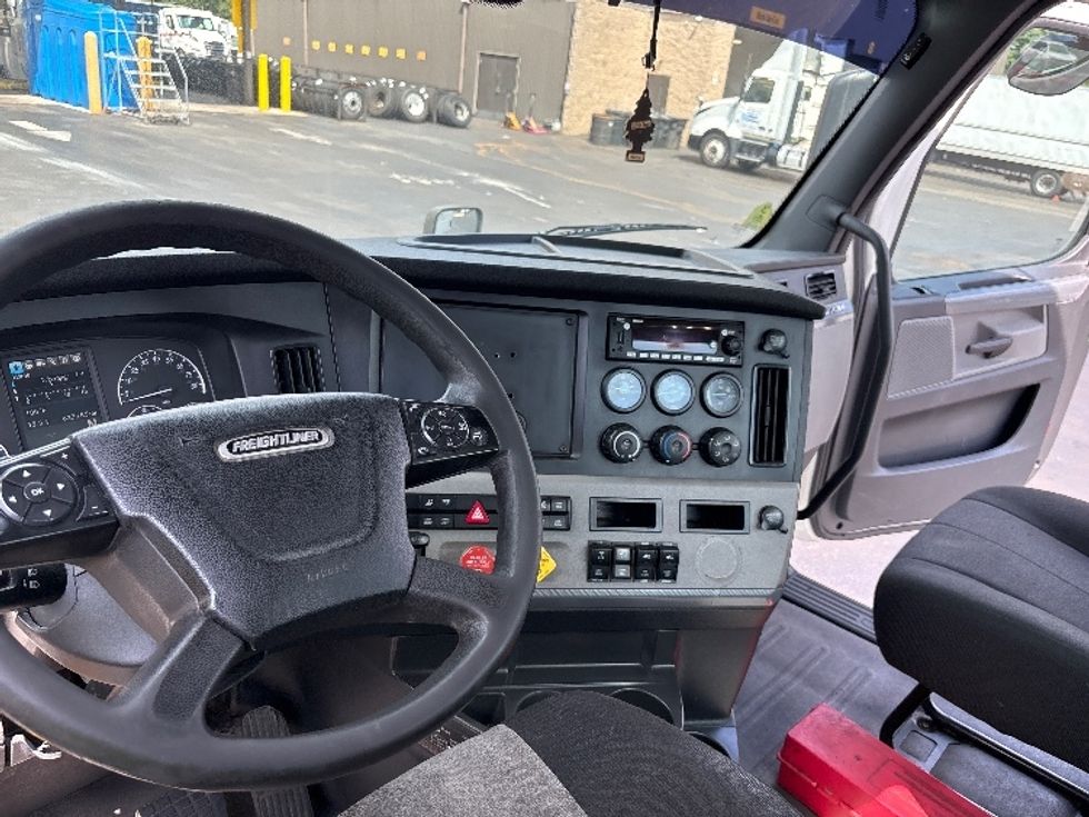 Day Cab Tractor-Heavy Duty Tractors-Freightliner-2019-T12642ST-Burlington-NJ-622,784\n\t\tmiles-$ 24,000 - Image 10