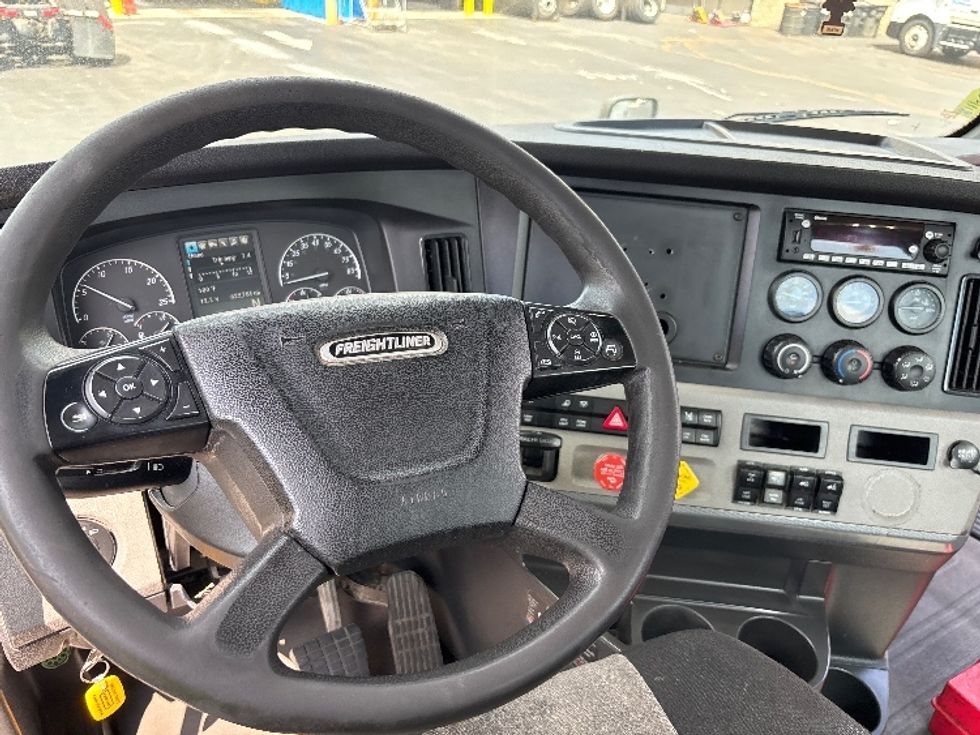 Day Cab Tractor-Heavy Duty Tractors-Freightliner-2019-T12642ST-Burlington-NJ-622,784\n\t\tmiles-$ 24,000 - Image 11