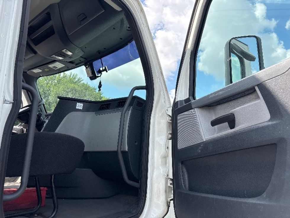 Day Cab Tractor-Heavy Duty Tractors-Freightliner-2019-T12642ST-Burlington-NJ-622,784\n\t\tmiles-$ 24,000 - Image 12