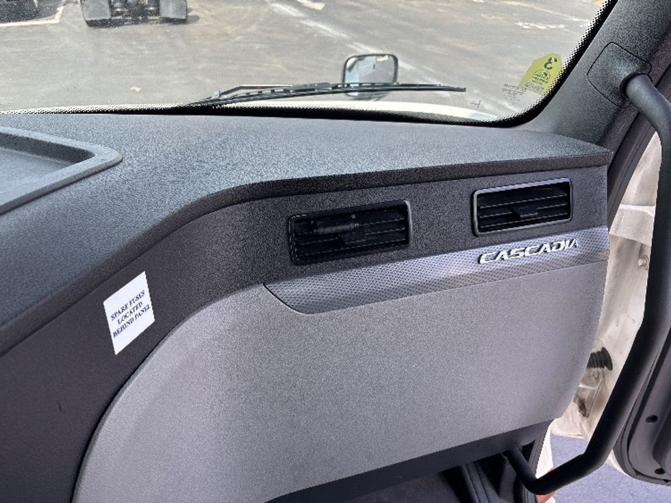 Day Cab Tractor-Heavy Duty Tractors-Freightliner-2019-T12642ST-Burlington-NJ-622,784\n\t\tmiles-$ 24,000 - Image 13