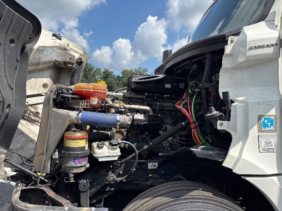 Day Cab Tractor-Heavy Duty Tractors-Freightliner-2019-T12642ST-Burlington-NJ-622,784\n\t\tmiles-$ 24,000 - Image 16