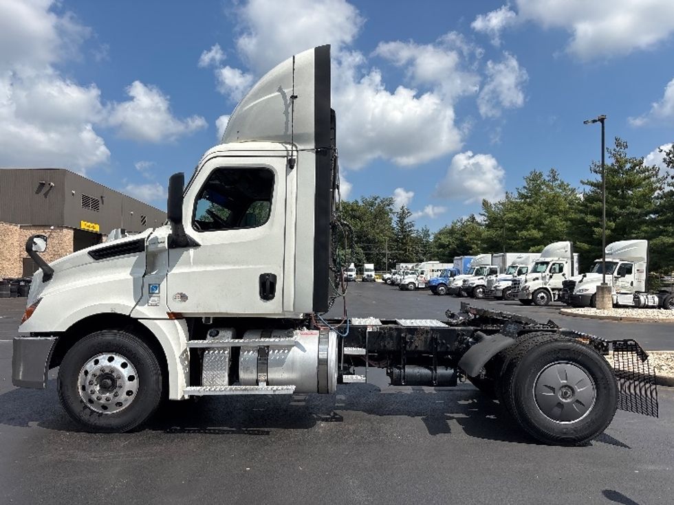 Day Cab Tractor-Heavy Duty Tractors-Freightliner-2019-T12642ST-Burlington-NJ-622,784\n\t\tmiles-$ 24,000 - Image 4