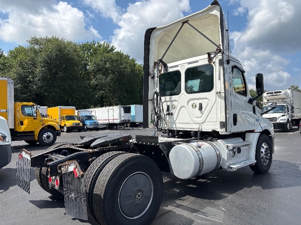 Day Cab Tractor-Heavy Duty Tractors-Freightliner-2019-T12642ST-Burlington-NJ-622,784\n\t\tmiles-$ 24,000 - Image 7