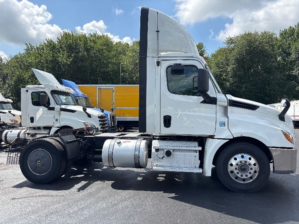Day Cab Tractor-Heavy Duty Tractors-Freightliner-2019-T12642ST-Burlington-NJ-622,784\n\t\tmiles-$ 24,000 - Image 8