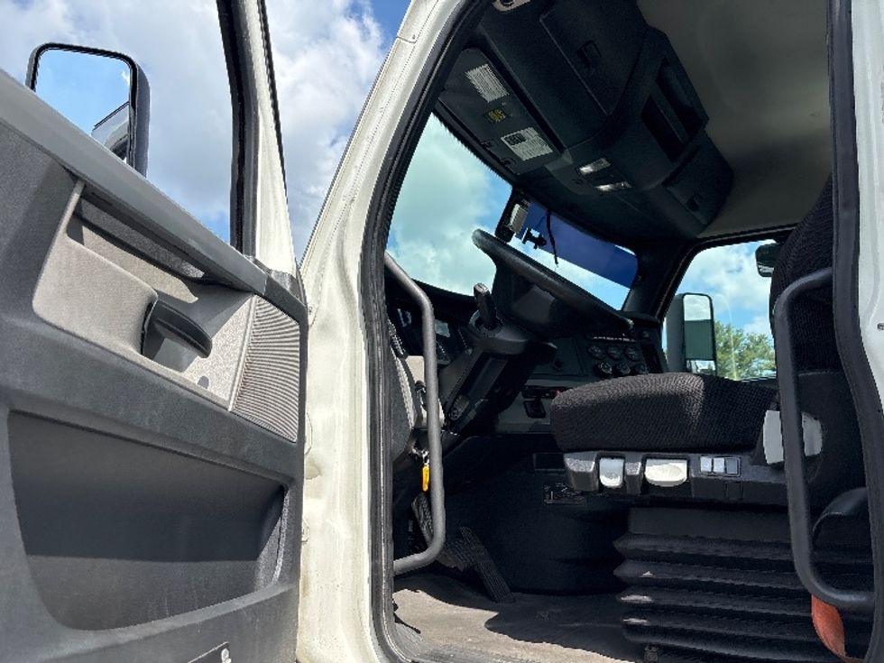 Day Cab Tractor-Heavy Duty Tractors-Freightliner-2019-T12642ST-Burlington-NJ-622,784\n\t\tmiles-$ 24,000 - Image 9