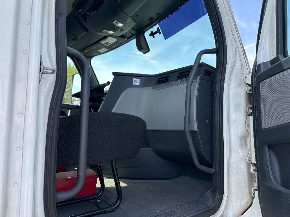 2019 Freightliner Cascadia 126" Day cab photo 11