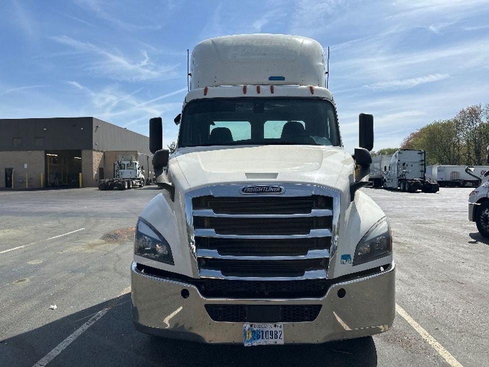 2019 Freightliner Cascadia 126" Day cab photo 2