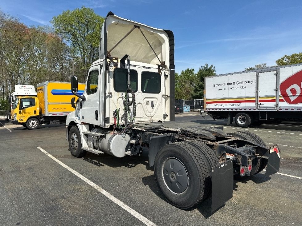 2019 Freightliner Cascadia 126" Day cab photo 5