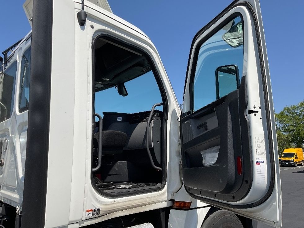 Day Cab Tractor-Heavy Duty Tractors-Freightliner-2019-T12642ST-Ceres-CA-557,222\n\t\tmiles-$ 28,750 - Image 12