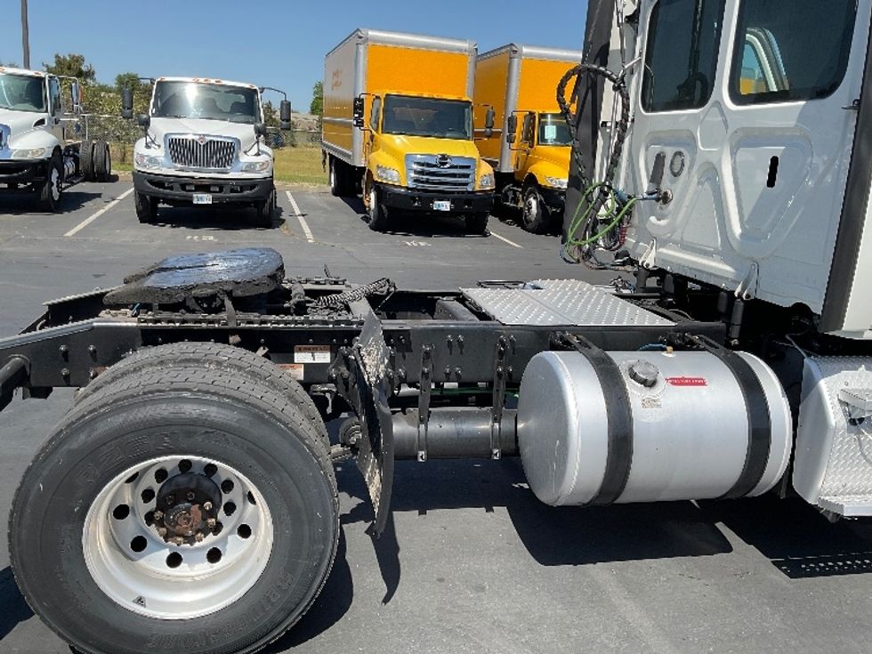 Day Cab Tractor-Heavy Duty Tractors-Freightliner-2019-T12642ST-Ceres-CA-557,222\n\t\tmiles-$ 28,750 - Image 18