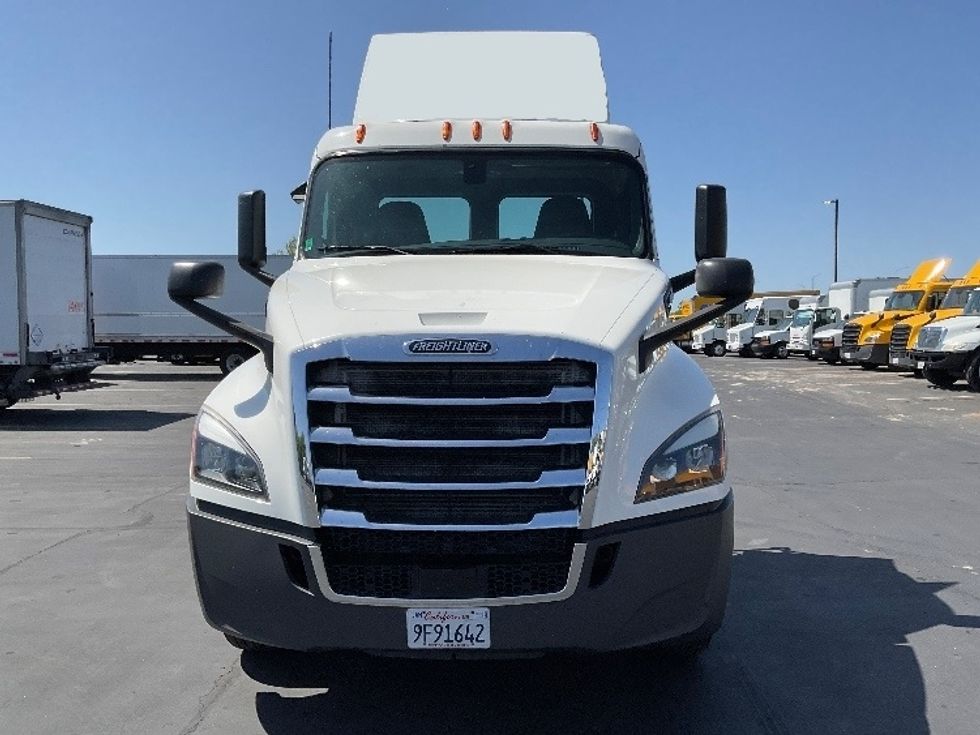 Day Cab Tractor-Heavy Duty Tractors-Freightliner-2019-T12642ST-Ceres-CA-557,222\n\t\tmiles-$ 28,750 - Image 2
