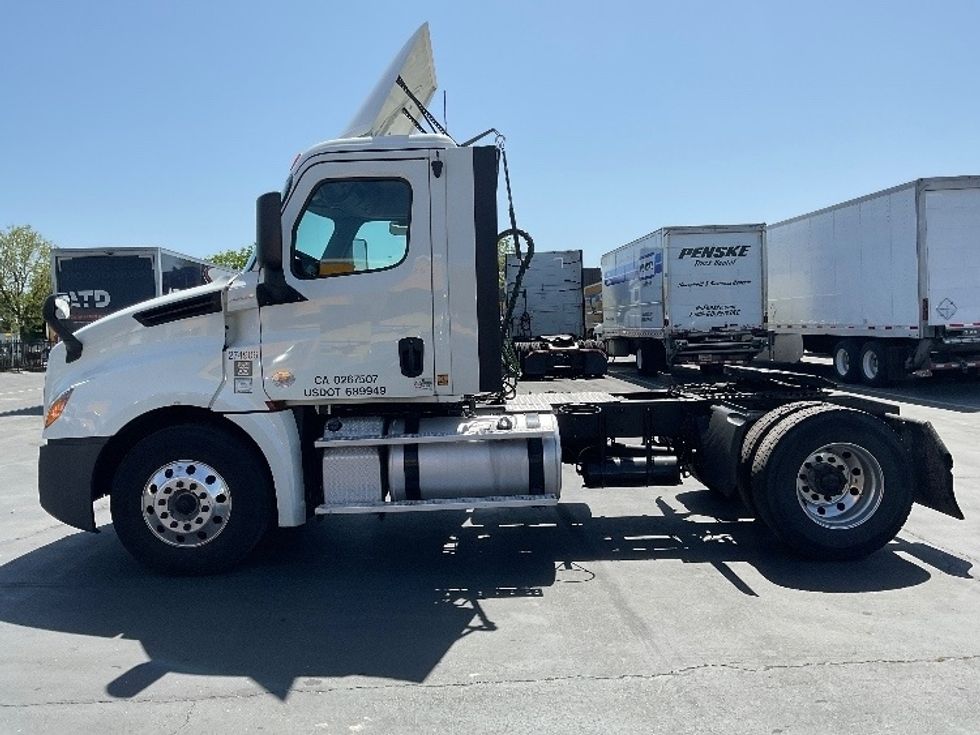 Day Cab Tractor-Heavy Duty Tractors-Freightliner-2019-T12642ST-Ceres-CA-557,222\n\t\tmiles-$ 28,750 - Image 4