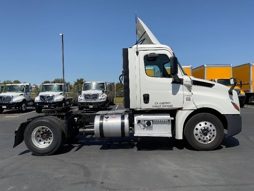 Day Cab Tractor-Heavy Duty Tractors-Freightliner-2019-T12642ST-Ceres-CA-557,222\n\t\tmiles-$ 28,750 - Image 8
