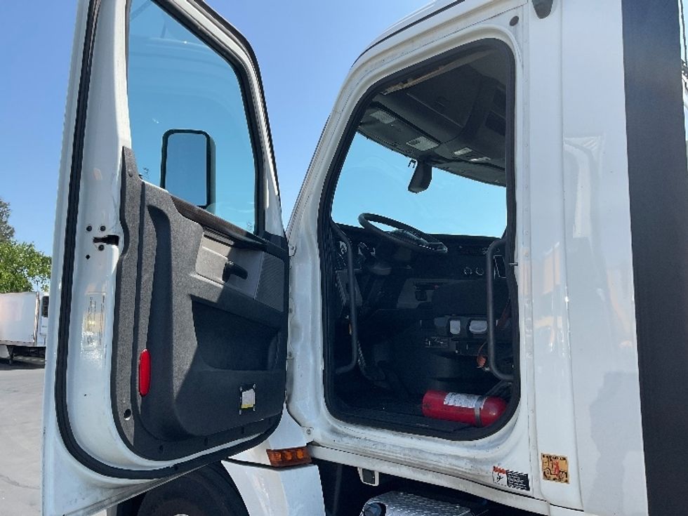 Day Cab Tractor-Heavy Duty Tractors-Freightliner-2019-T12642ST-Ceres-CA-557,222\n\t\tmiles-$ 28,750 - Image 9