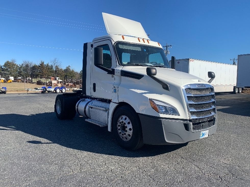 Day Cab Tractor-Heavy Duty Tractors-Freightliner-2019-T12642ST-Charlotte-NC-513,695\n\t\tmiles-$ 27,500 - Image 1