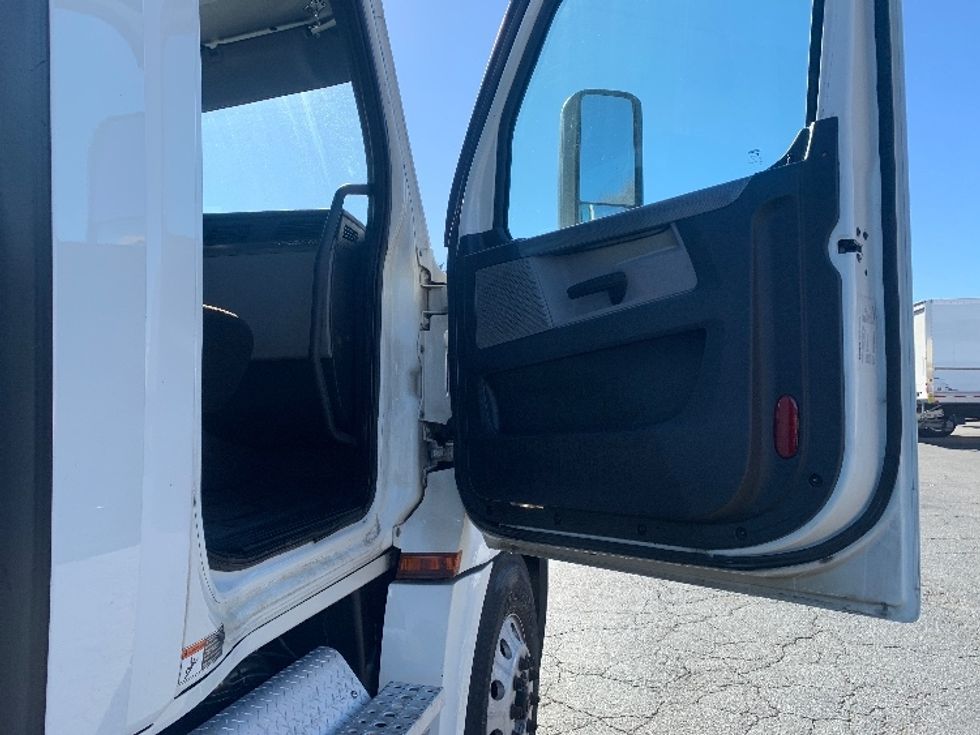 Day Cab Tractor-Heavy Duty Tractors-Freightliner-2019-T12642ST-Charlotte-NC-513,695\n\t\tmiles-$ 27,500 - Image 12