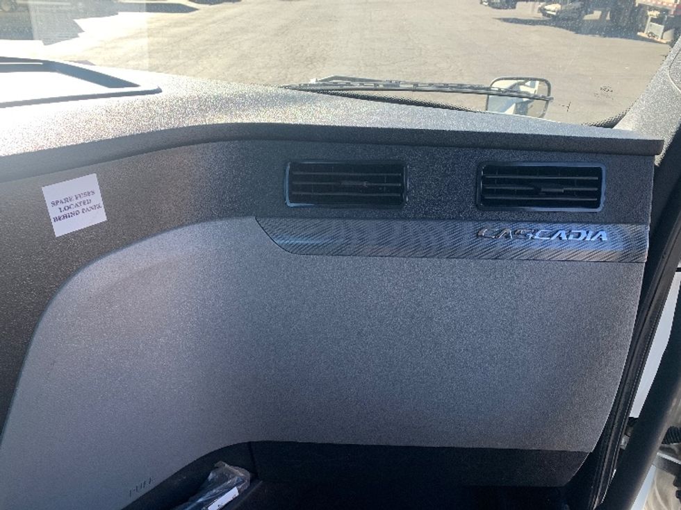 Day Cab Tractor-Heavy Duty Tractors-Freightliner-2019-T12642ST-Charlotte-NC-513,695\n\t\tmiles-$ 27,500 - Image 13