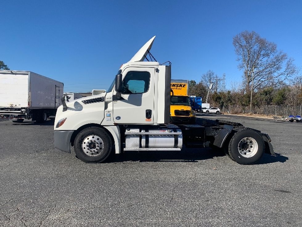 Day Cab Tractor-Heavy Duty Tractors-Freightliner-2019-T12642ST-Charlotte-NC-513,695\n\t\tmiles-$ 27,500 - Image 4