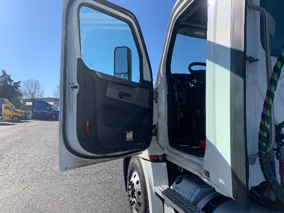 Day Cab Tractor-Heavy Duty Tractors-Freightliner-2019-T12642ST-Charlotte-NC-513,695\n\t\tmiles-$ 27,500 - Image 9