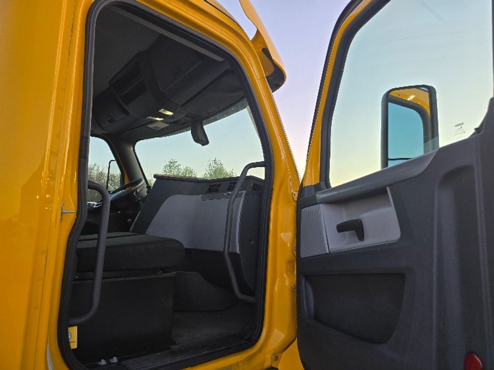 Day Cab Tractor-Heavy Duty Tractors-Freightliner-2019-T12642ST-Cleveland-TN-249,470\n\t\tmiles-$ 44,250 - Image 12