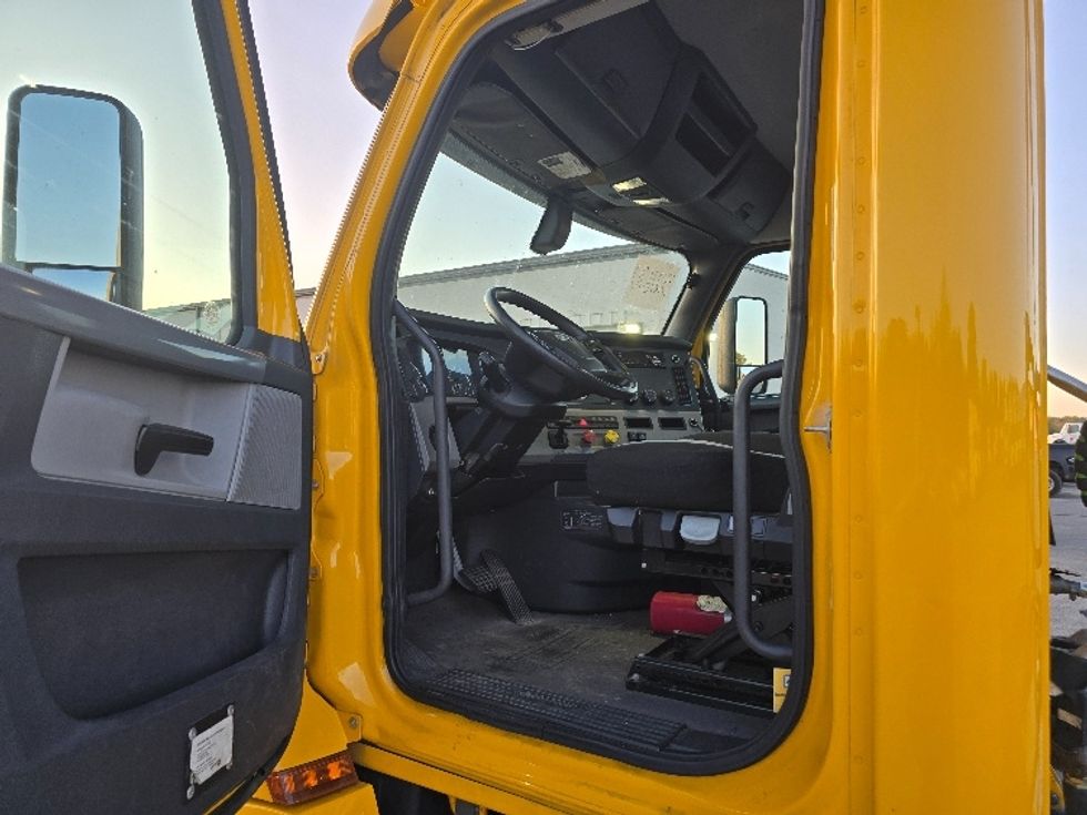 Day Cab Tractor-Heavy Duty Tractors-Freightliner-2019-T12642ST-Cleveland-TN-249,470\n\t\tmiles-$ 44,250 - Image 9
