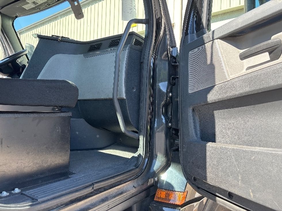Day Cab Tractor-Heavy Duty Tractors-Freightliner-2019-T12642ST-Concord-NC-280,179\n\t\tmiles-$ 41,250 - Image 12