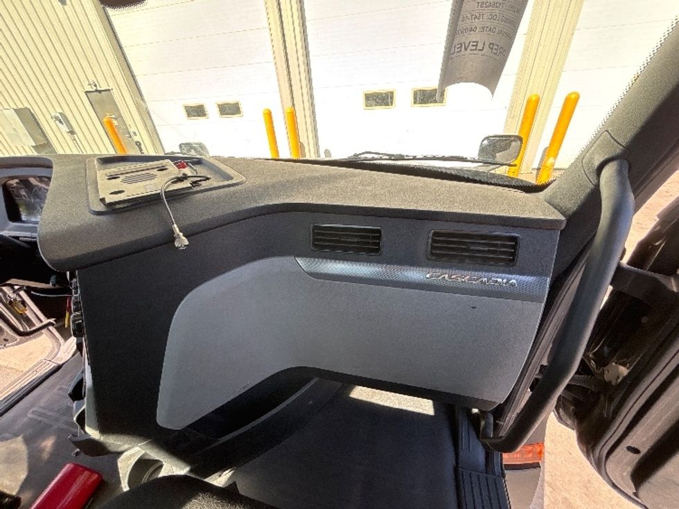 Day Cab Tractor-Heavy Duty Tractors-Freightliner-2019-T12642ST-Concord-NC-280,179\n\t\tmiles-$ 41,250 - Image 13