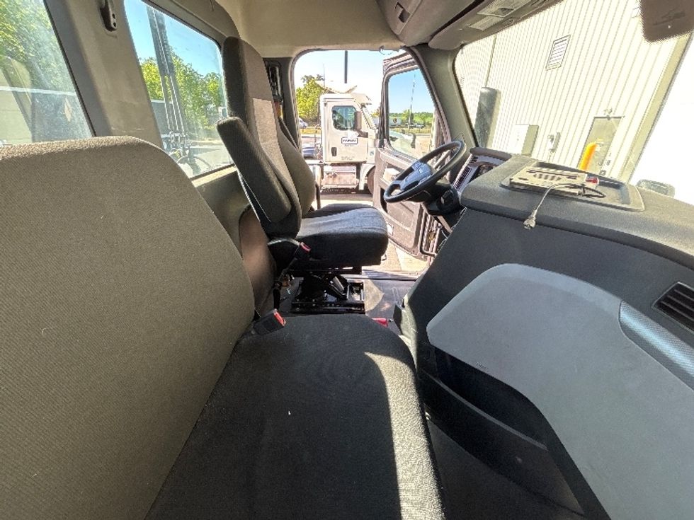 Day Cab Tractor-Heavy Duty Tractors-Freightliner-2019-T12642ST-Concord-NC-280,179\n\t\tmiles-$ 41,250 - Image 14