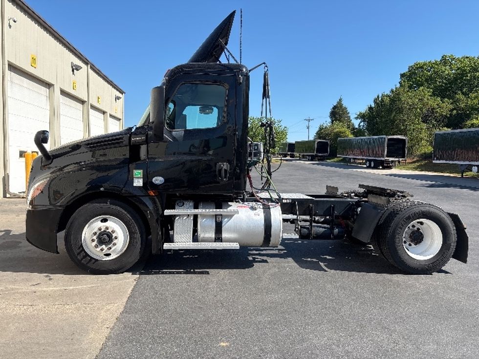 Day Cab Tractor-Heavy Duty Tractors-Freightliner-2019-T12642ST-Concord-NC-280,179\n\t\tmiles-$ 41,250 - Image 4