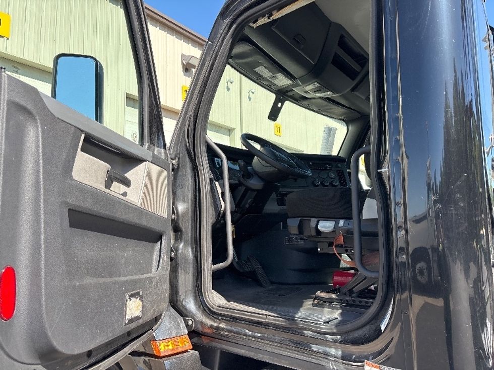 Day Cab Tractor-Heavy Duty Tractors-Freightliner-2019-T12642ST-Concord-NC-280,179\n\t\tmiles-$ 41,250 - Image 9
