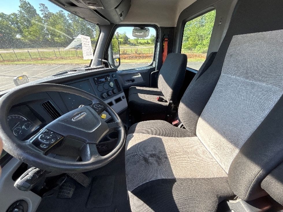 Day Cab Tractor-Heavy Duty Tractors-Freightliner-2019-T12642ST-Concord-NC-297,920\n\t\tmiles-$ 40,250 - Image 10