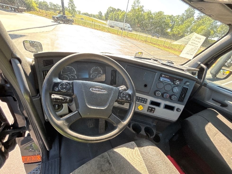 Day Cab Tractor-Heavy Duty Tractors-Freightliner-2019-T12642ST-Concord-NC-297,920\n\t\tmiles-$ 40,250 - Image 11