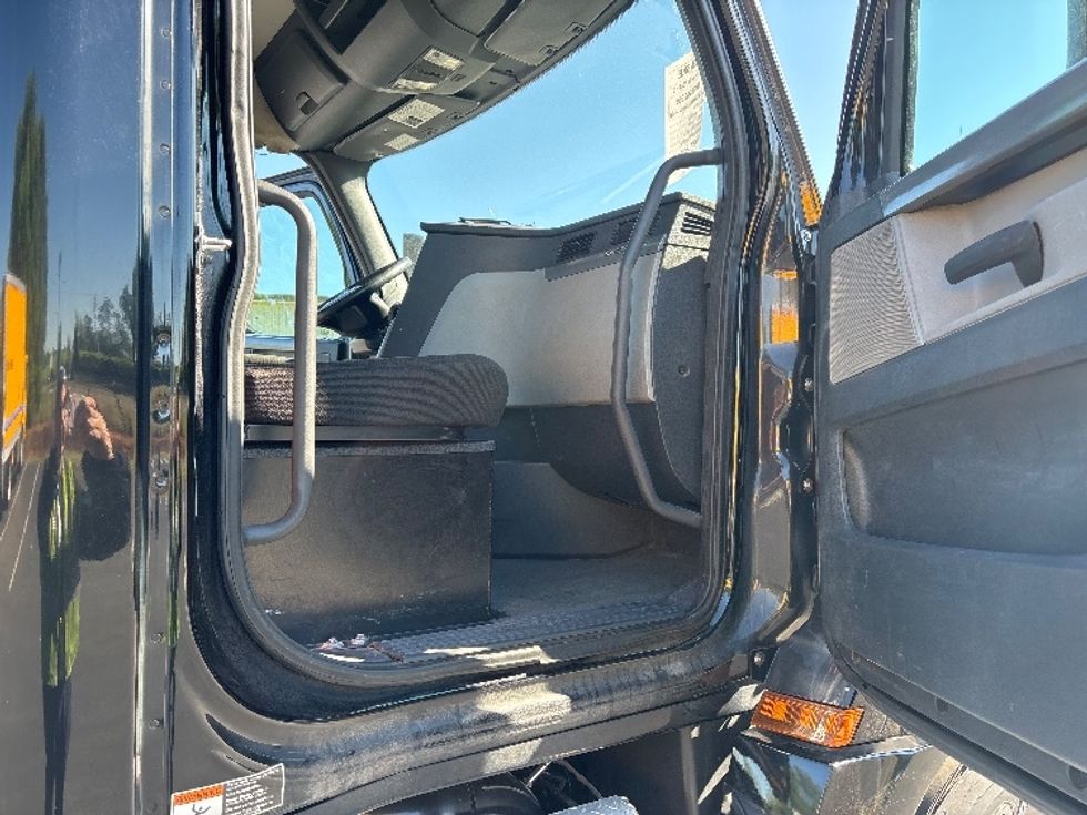 Day Cab Tractor-Heavy Duty Tractors-Freightliner-2019-T12642ST-Concord-NC-297,920\n\t\tmiles-$ 40,250 - Image 12